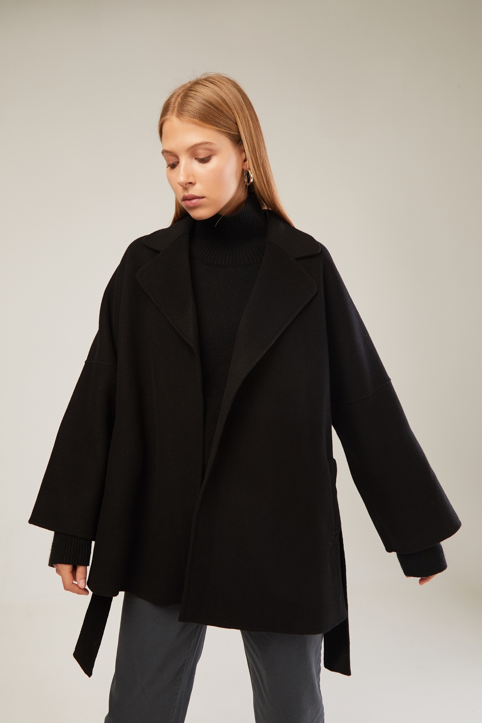 Женское короткое пальто из шерсти